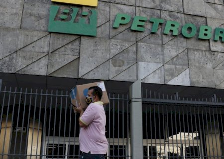 Petrobras reduz preço da gasolina em 4,66% para distribuidoras.