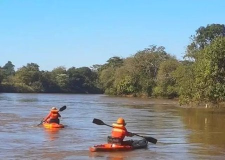 Bombeiros procuram em rio trabalhador desaparecido há 4 dias.