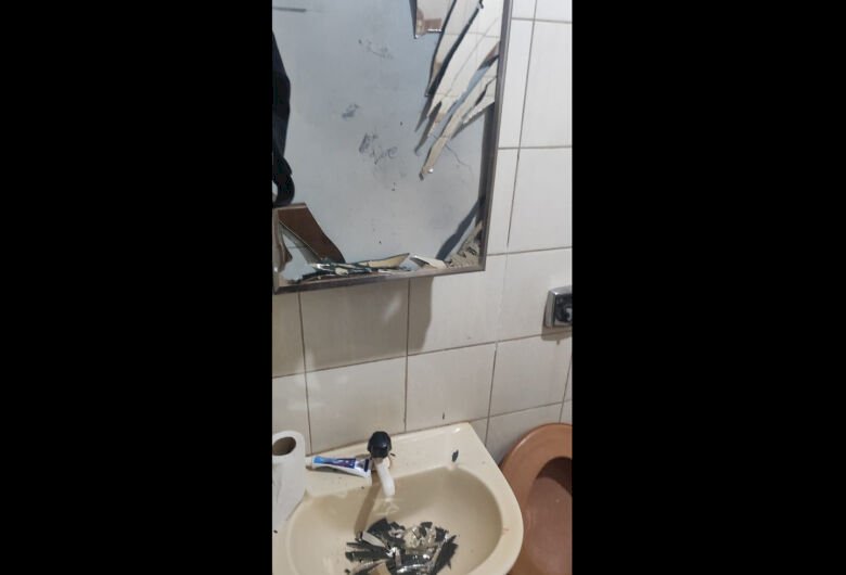 Homem é salvo pela Polícia Militar após tentar engolir cacos de vidro.