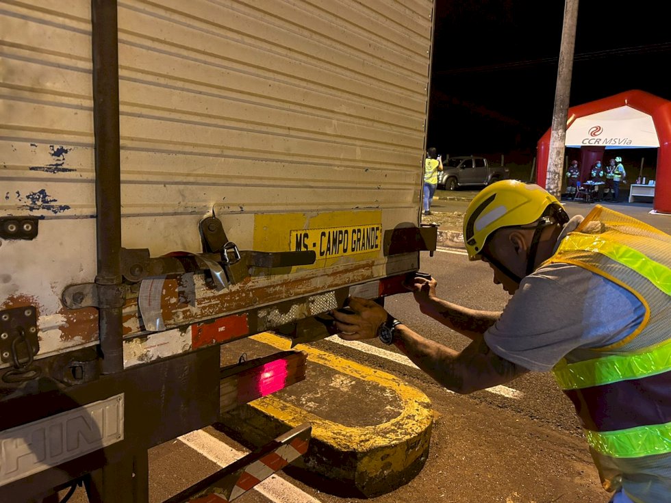 Ação de segurança viária na BR-163/MS beneficia caminhoneiros com serviços gratuitos.