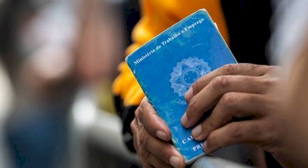 Desemprego no Brasil recua para 7,9% em julho, menor nível desde 2014.