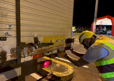 Ação de segurança viária na BR-163/MS beneficia caminhoneiros com serviços gratuitos.