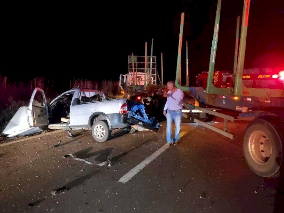 Carro é atingido por carreta, mulher é arremessada e morre na rodovia.