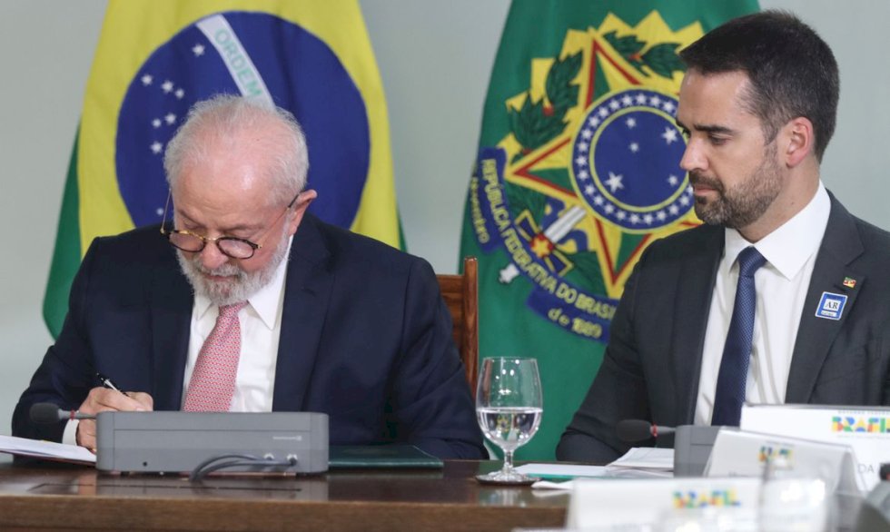 Eduardo Leite pede a Lula mais ajuda para efeitos da chuva no RS