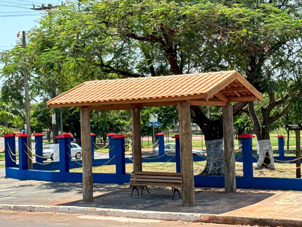 Prefeitura de Ivinhema está construindo 8 pontos de ônibus na área urbana