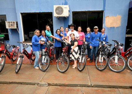 Prefeito de Ivinhema entregou 10 bicicletas elétricas aos agentes de saúde