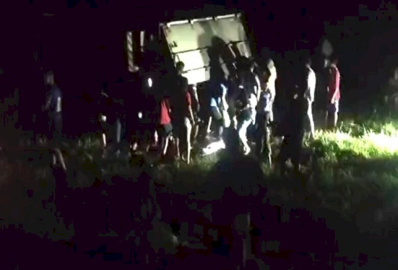 Carreta que saiu de Dourados tem carga saqueada após tombar em MS