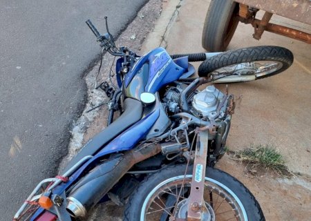 Ivinhema - Acidente envolvendo carro e moto deixa no bairro centro deixa uma mulher ferida