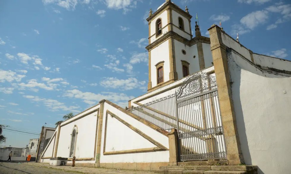 Brasil tem mais estabelecimentos religiosos que escolas e hospitais