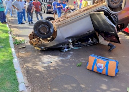 Ivinhema - Motorista tomba veículo no centro da cidade