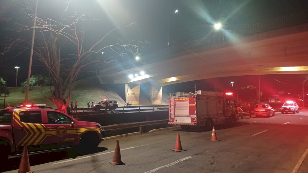 Adolescente morre em queda de viaduto