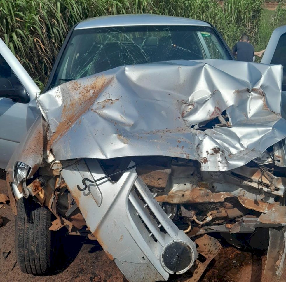 Acidente entre bitrem e carro deixa uma vítima com ferimentos graves na MS 141 entre Ivinhema e Naviraí
