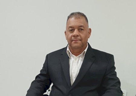Vereador Zé Picareta requer continuidade nas obras de canteiro e asfalto em avenida e solução de problema de água acumulada
