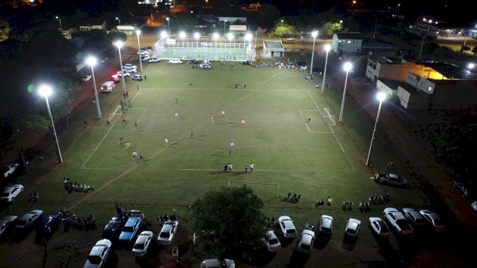 Distrito de Amandina ganha Iluminação em campo de futebol