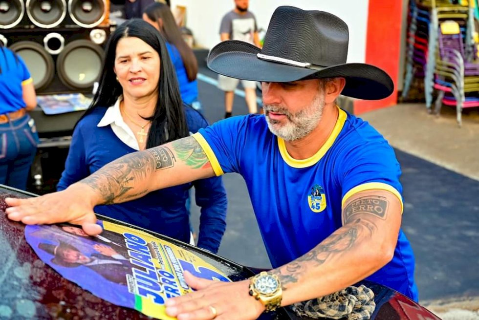 Ivinhema - Juliano Ferro e professora Angela abre a Campanha para reeleição com adesivaço na esquina da Caixa Econômica