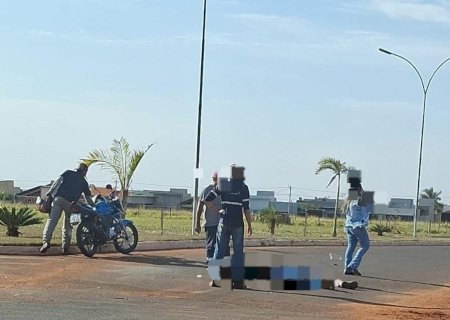 Ivinhema - Acidente na rotatória próximo ao Quartel da PM deixa motociclista ferido