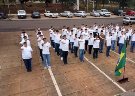 Alistados em Ivinhema fizeram o juramento da bandeira