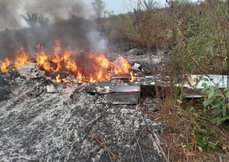 Avião de pequeno porte cai e mata empresário junto com dois netos e maís duas pessoas
