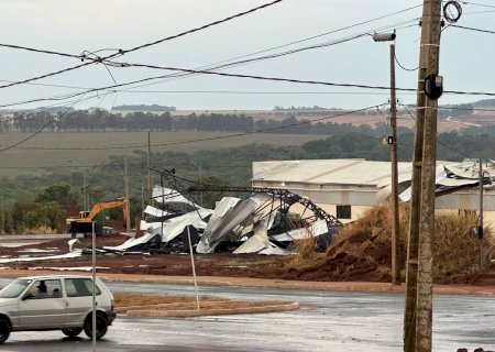 Barracão é arremessado por ventos de mais de 80 km/h em Paraíso das Águas