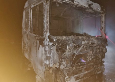 Ivinhema - Carreta pega fogo na BR - 376, após curto circuito