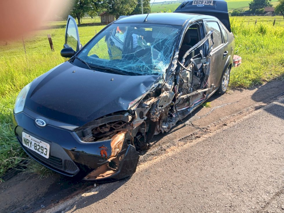 Ivinhema - Acidente envolvendo carro e caminhão na BR -376 na baixada dos Navarros