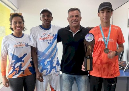 Atleta Ivinhemense é recepcionado após destaque em corrida no Paraná