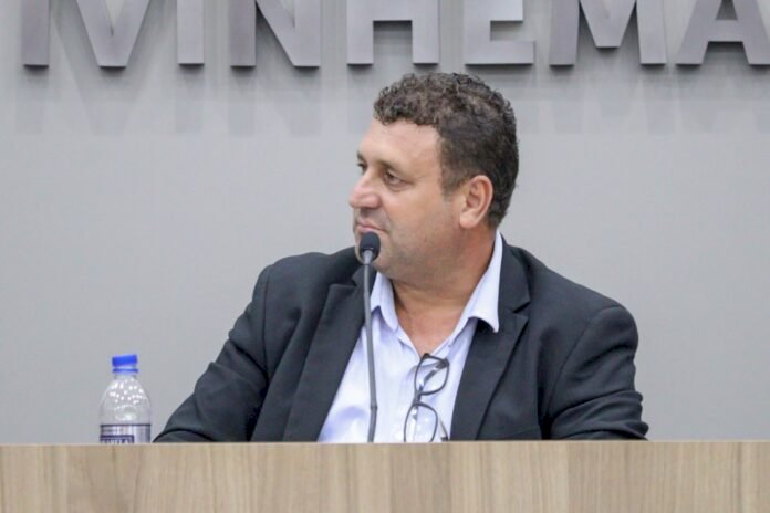 Vereador Bira destaca diálogo entre os poderes durante sessão solene