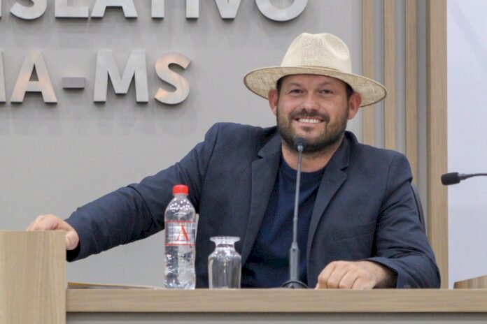 Eder Chicó solicita prolongamento do canteiro central da Avenida Brasil