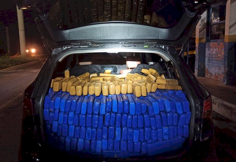 Ivinhema - PRF apreende 976 Kg de maconha e recupera veículo
