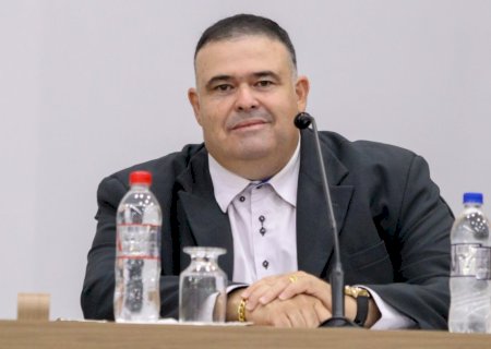 Professor Erlon faz três indicações pedindo construção de parque público, reparo em trecho de asfalto e providencias para resolver problema de drenagem pluvial