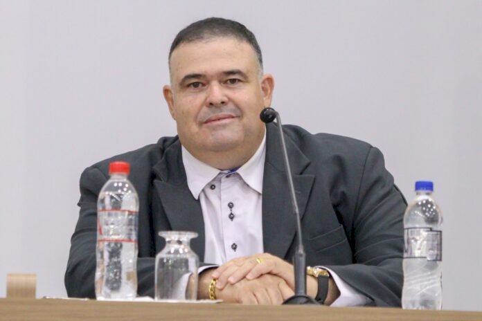 Professor Erlon pede assentos almofadados ou cadeiras acolchoadas para recepção do HMI e parceria/convênio com empresa de educação profissional