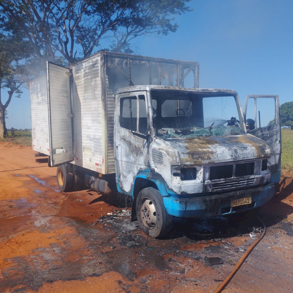 Ivinhema - Caminhão Baú é destruido pelo fogo