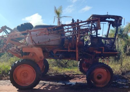 Ivinhema - Máquina agrícola pega fogo