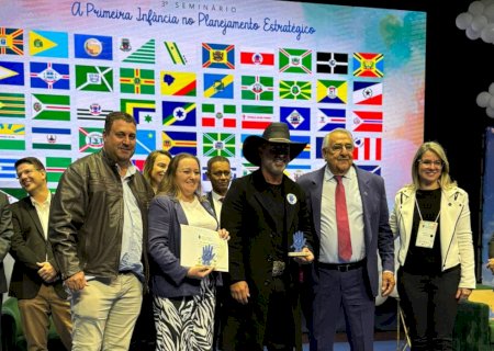 Prefeito e Secretário de Educação de Ivinhema participam do 3⁰ Seminário 'A Primeira Infância no Planejamento Estratégico'