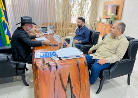 Prefeito Juliano Ferro aprecia livro que contará história de Ivinhema
