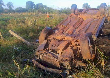 Ivinhema - Motorista perde controle da direção e capota veiculo na BR-376 carregado de droga próximo a baixada dos navarros