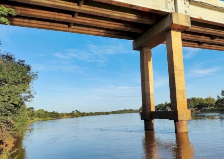 Mulher pula de ponte e desaparece nas aguas do Rio Ivinhema
