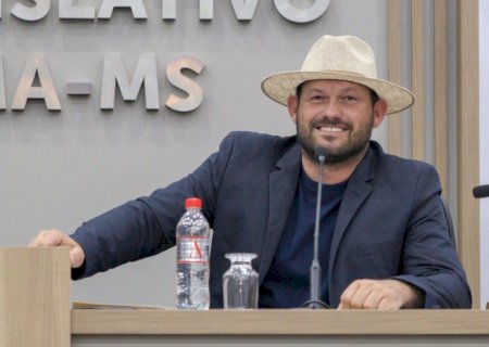 Eder Chicó pede reforma de parquinho da Vila Cristina, substituição das lâmpadas dos postes na Gleba Ouro Verde e recapeamento no Jardim Aeroporto