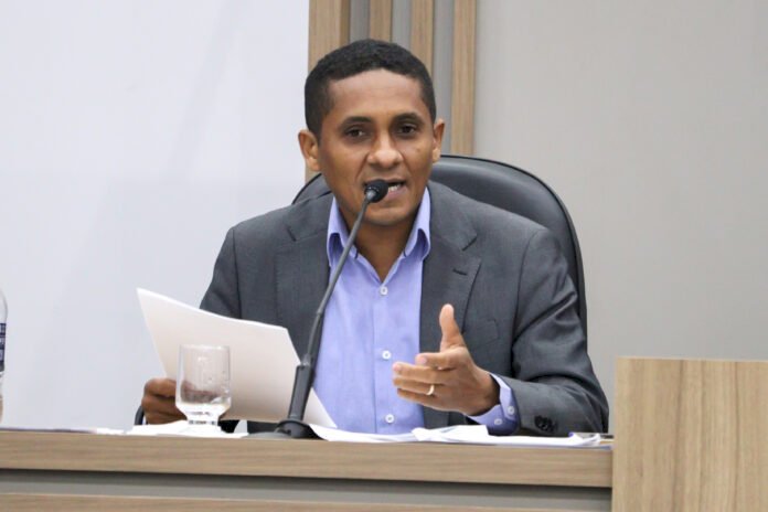 Zé Wilson pede padronização de calçadas e instalação de iluminação pública