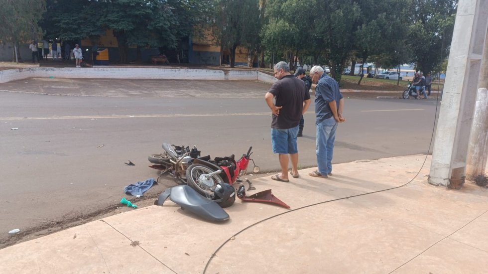 Ivinhema - Motociclista fica com ferimentos leves após acidente entre carro e moto no bairro Piraveve