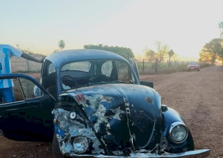 Ivinhema - Motorista perde controle da direção de veículo na estrada vicinal e destrói muro de chácara