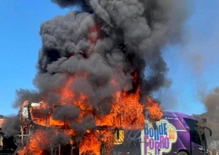 Ônibus das bandas Bonde do Forró e Djavú pega fogo em frente a uma churrascaria