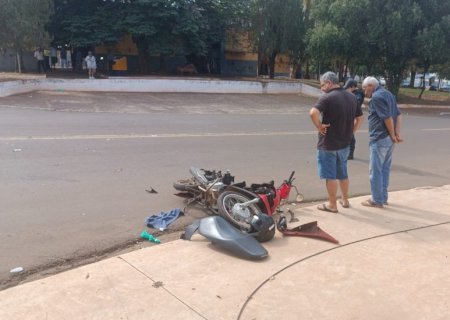 Ivinhema - Motociclista fica com ferimentos leves após acidente entre carro e moto no bairro Piraveve