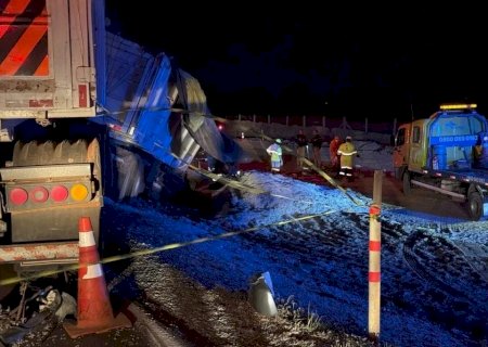 Batida entre ônibus e carreta deixa 11 mortos e mais de 40 feridos na BR-163