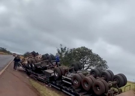 Carreta carregada com leite tomba na BR-163