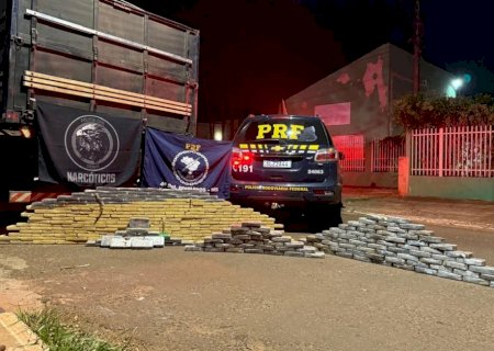 Dupla é presa com 300 kg de cocaína escondida em fundo falso de carreta em MS