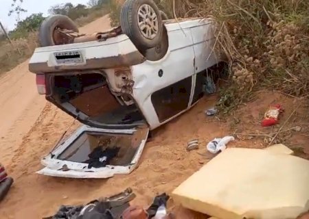 Casal leva susto após capotamento em estrada de cascalho em Batayporã