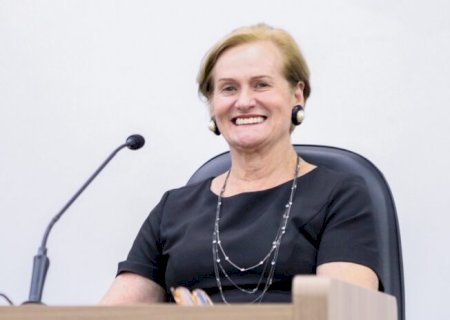 Professora Denir solicita troca de lâmpadas queimadas em postes de rua no bairro Itapoã