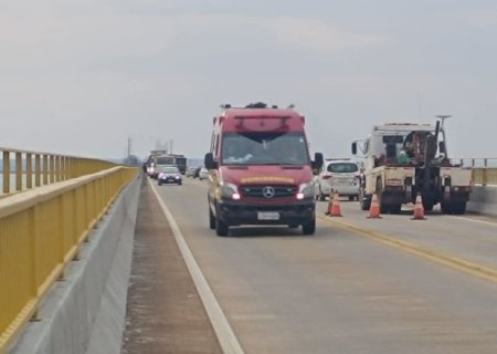 Homem pula de cima de ponte e é salvo por bombeiros