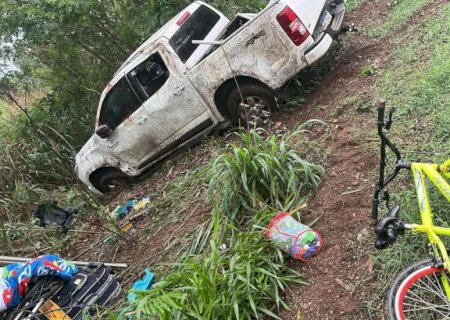 Deodápolis - Capotamento de caminhonete deixa mãe e dois filhos feridos